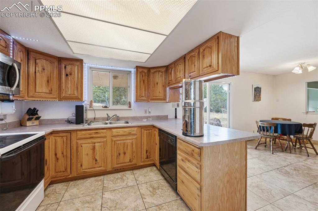 Image 9 of 39: Kitchen