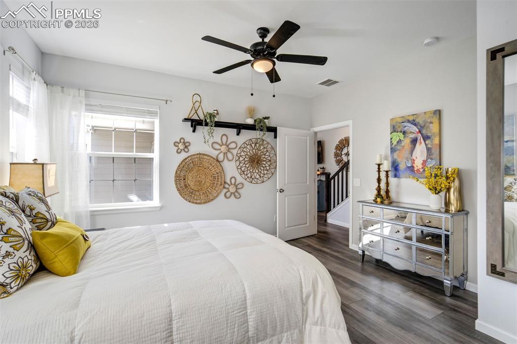 Image 16 of 36: Bedroom