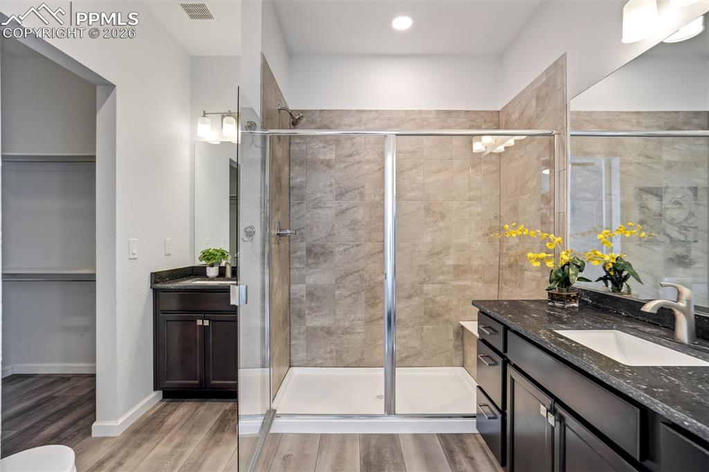 Image 17 of 36: Bathroom