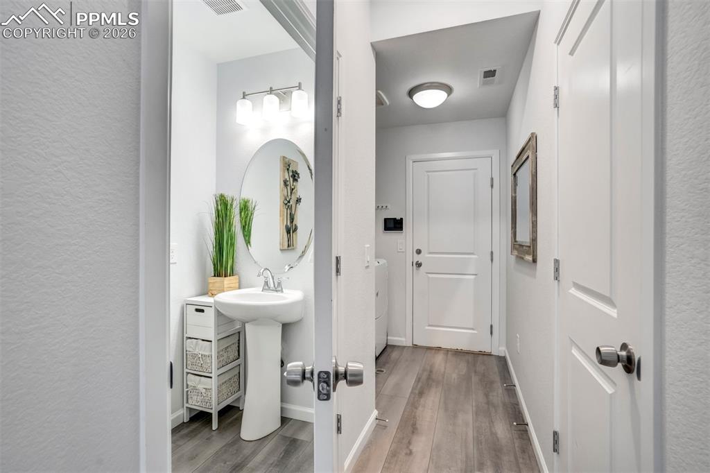 Image 21 of 36: Bathroom