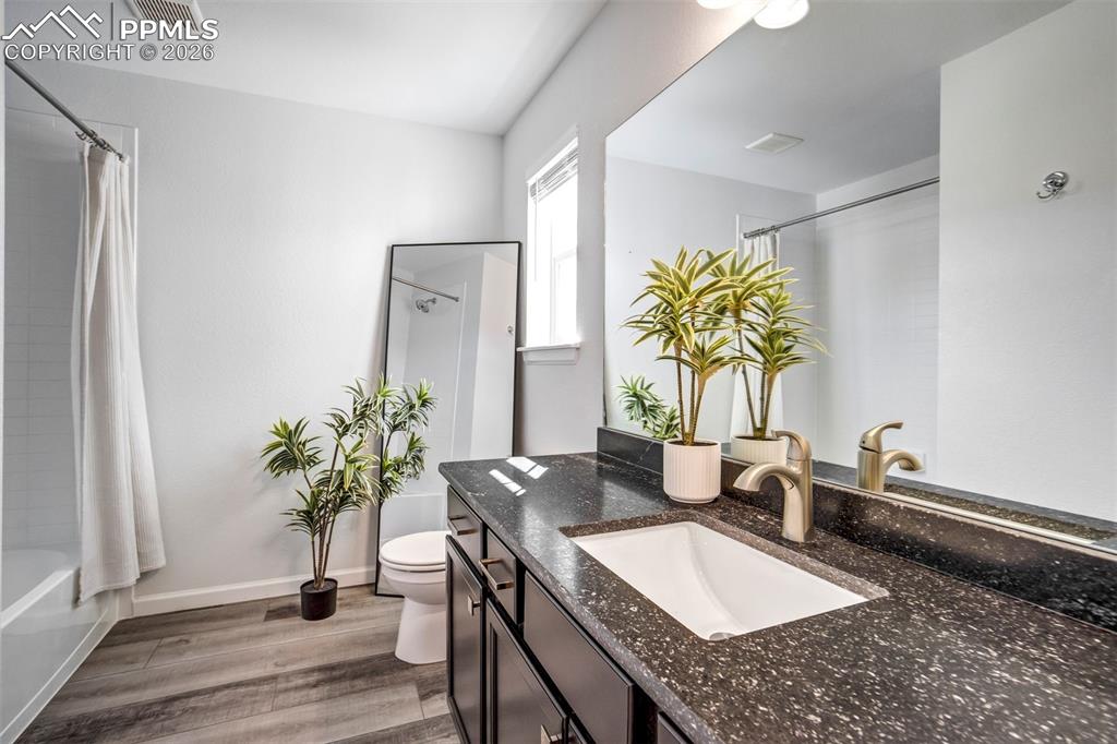 Image 29 of 36: Bathroom