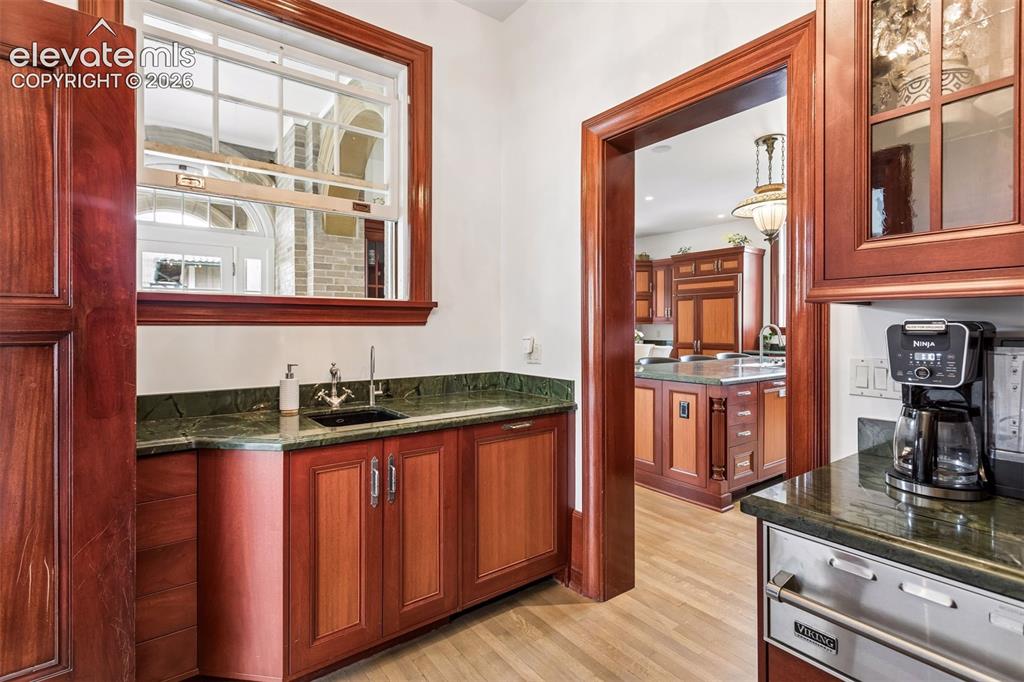 Image 15 of 50: Butlers pantry with sink and warming drawer
