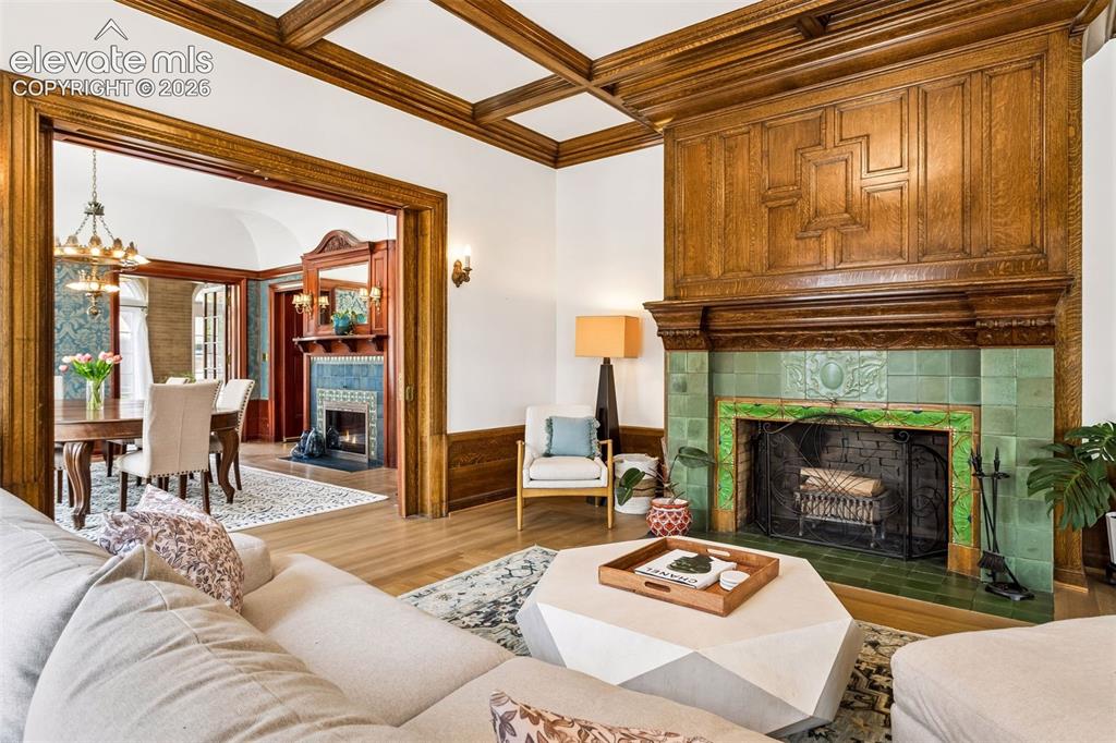 Image 9 of 50: Dark oak ceiling beams