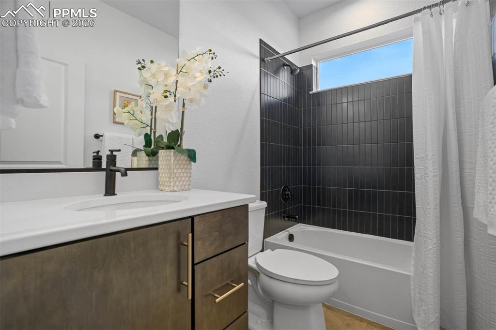 Image 28 of 48: Bathroom