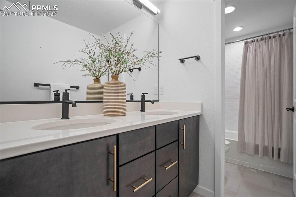 Image 42 of 48: Bathroom