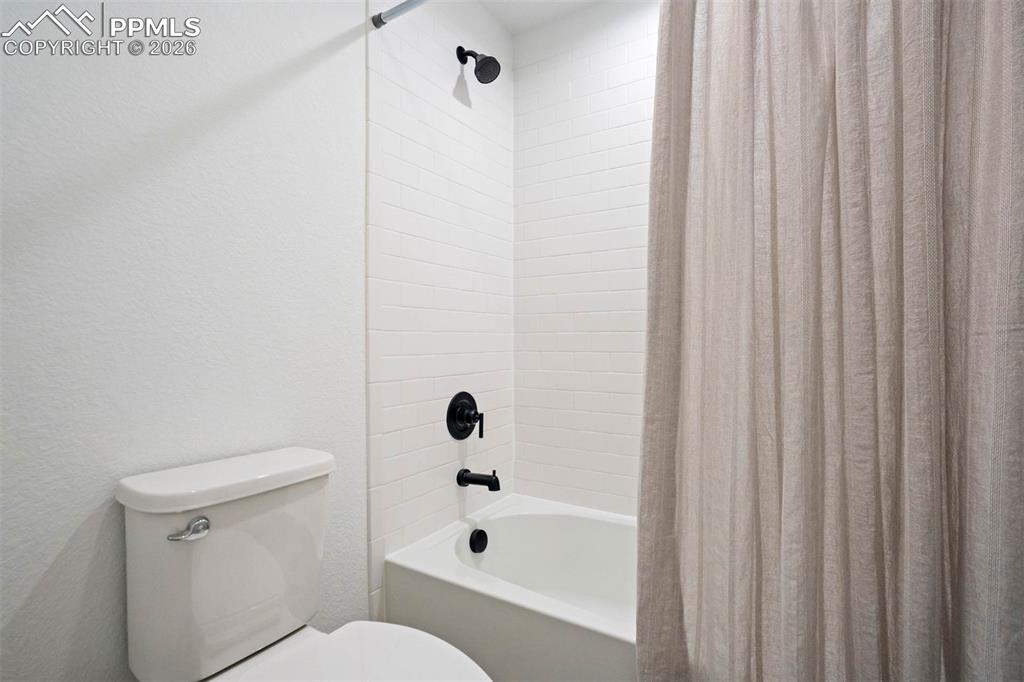 Image 43 of 48: Bathroom