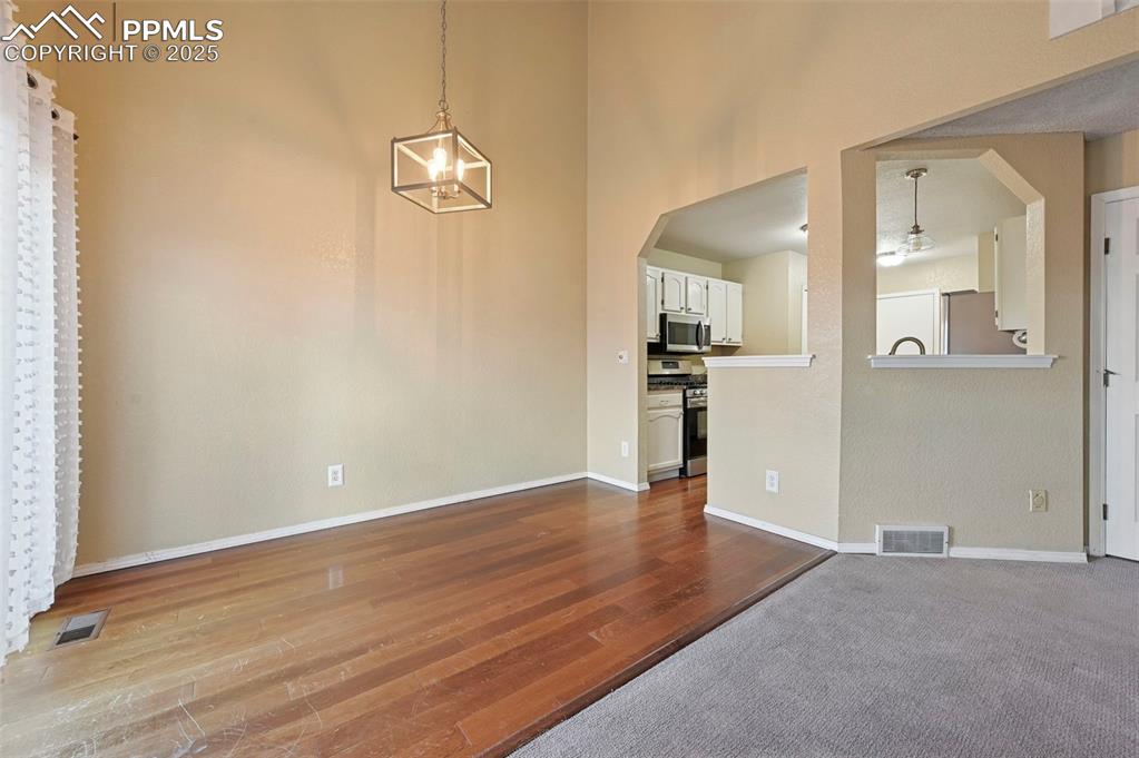 Image 11 of 27: Dining Area