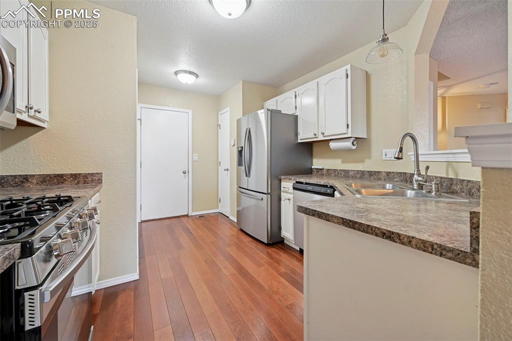 Image 12 of 27: Kitchen