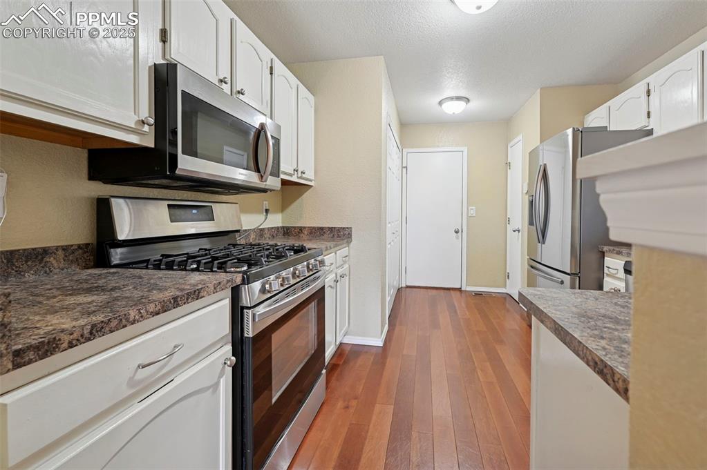 Image 13 of 27: Kitchen