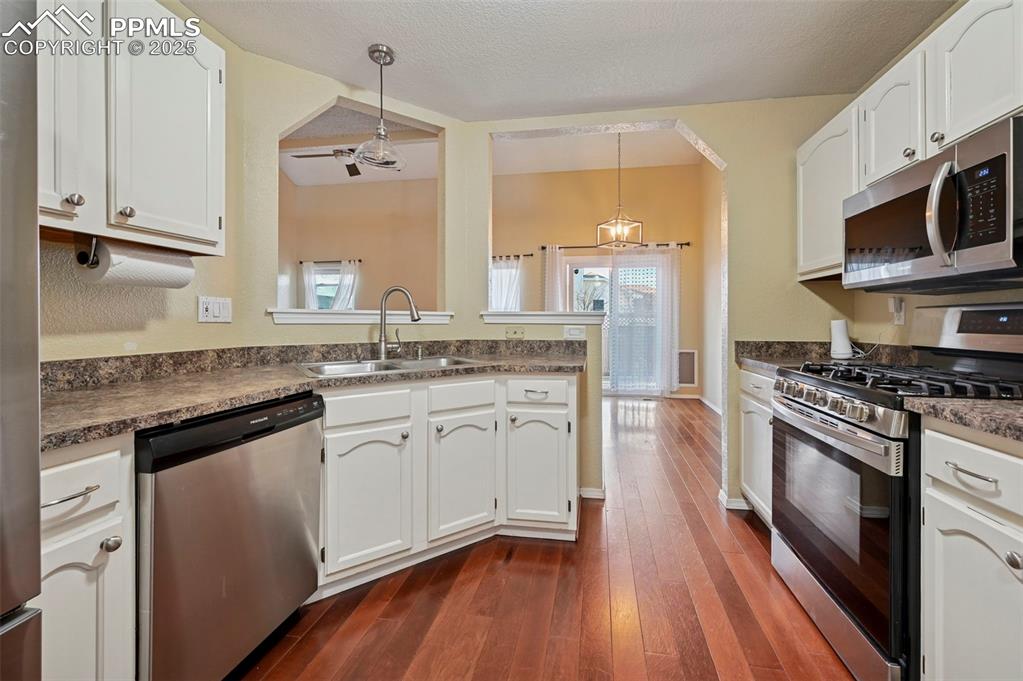 Image 14 of 27: Kitchen