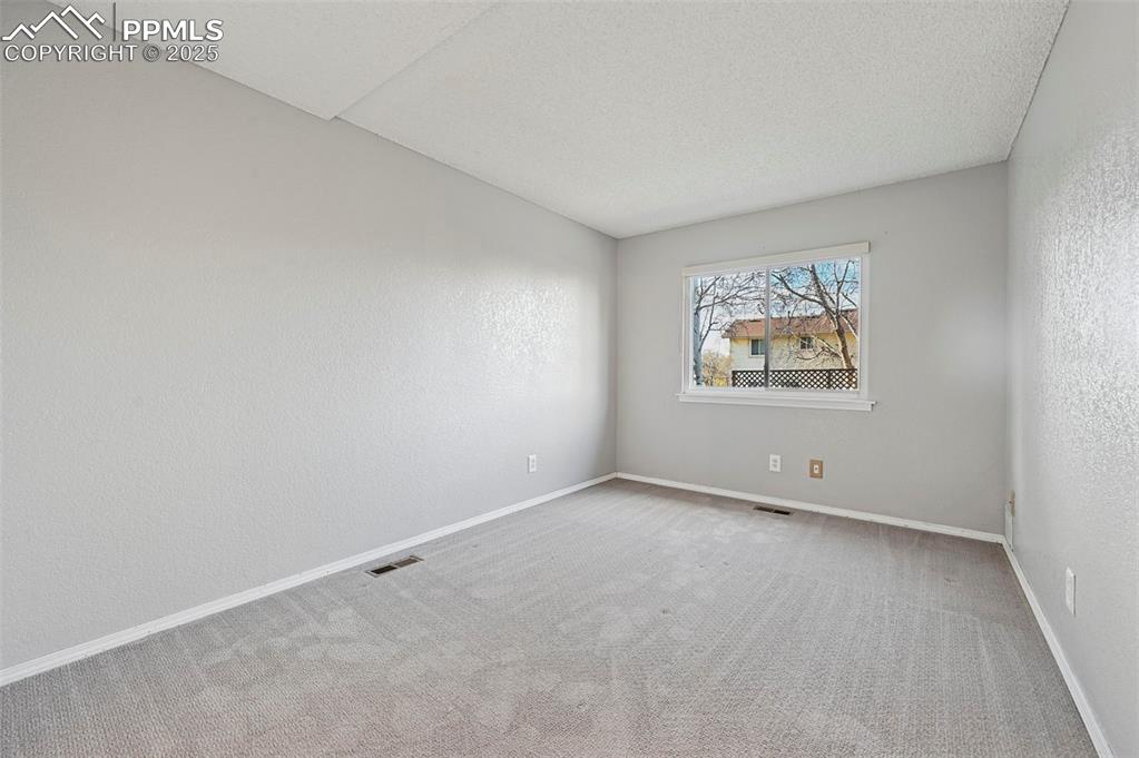 Image 16 of 27: Bedroom