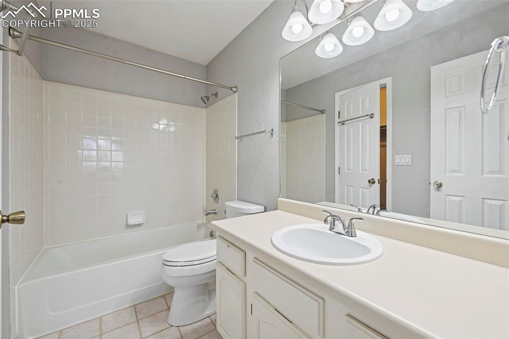 Image 18 of 27: Bathroom