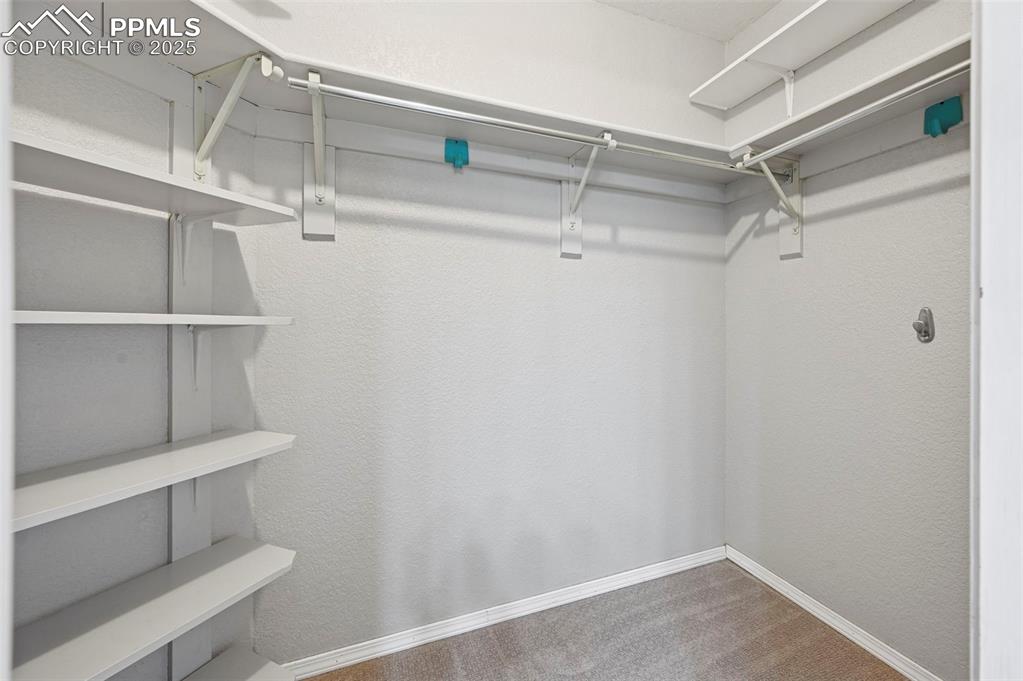 Image 19 of 27: Closet