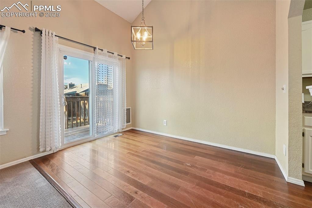 Image 9 of 27: Dining Area