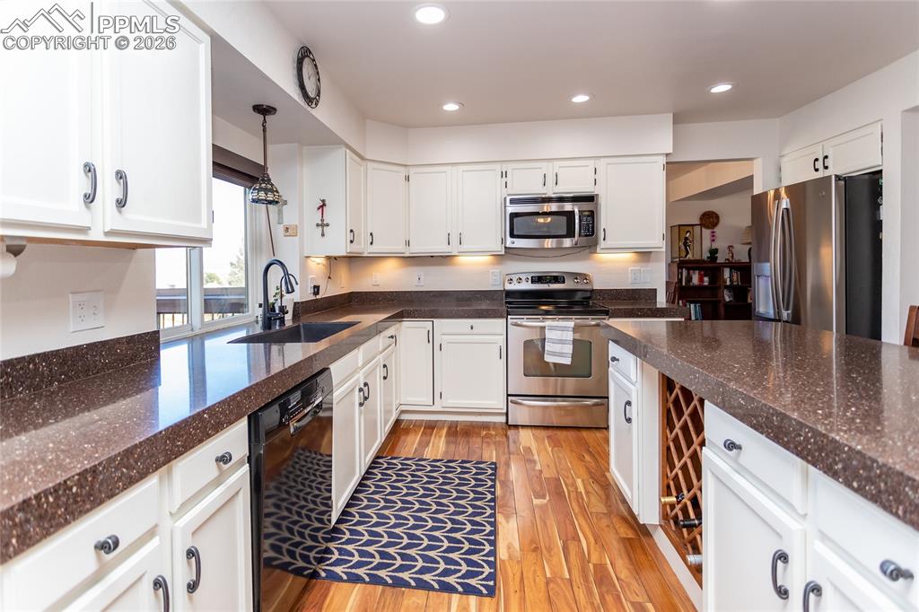 Image 10 of 50: Kitchen