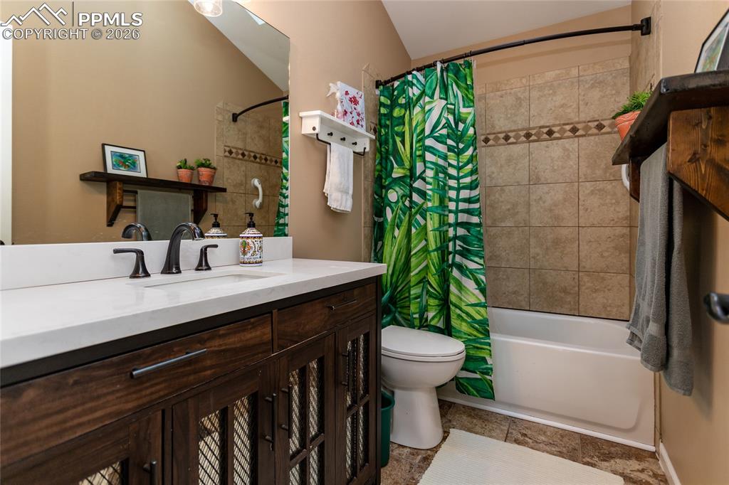 Image 22 of 50: Bathroom