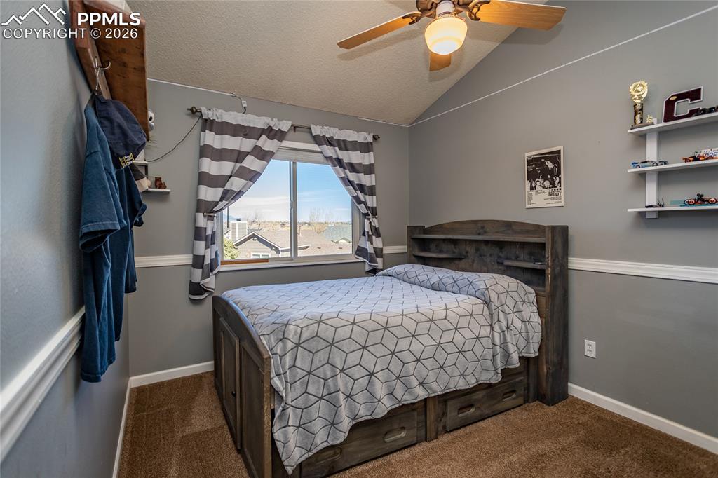 Image 23 of 50: Bedroom