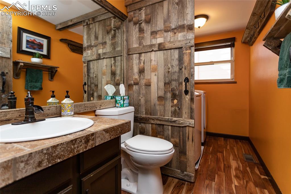 Image 26 of 50: Bathroom