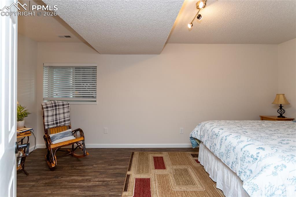 Image 28 of 50: Bedroom