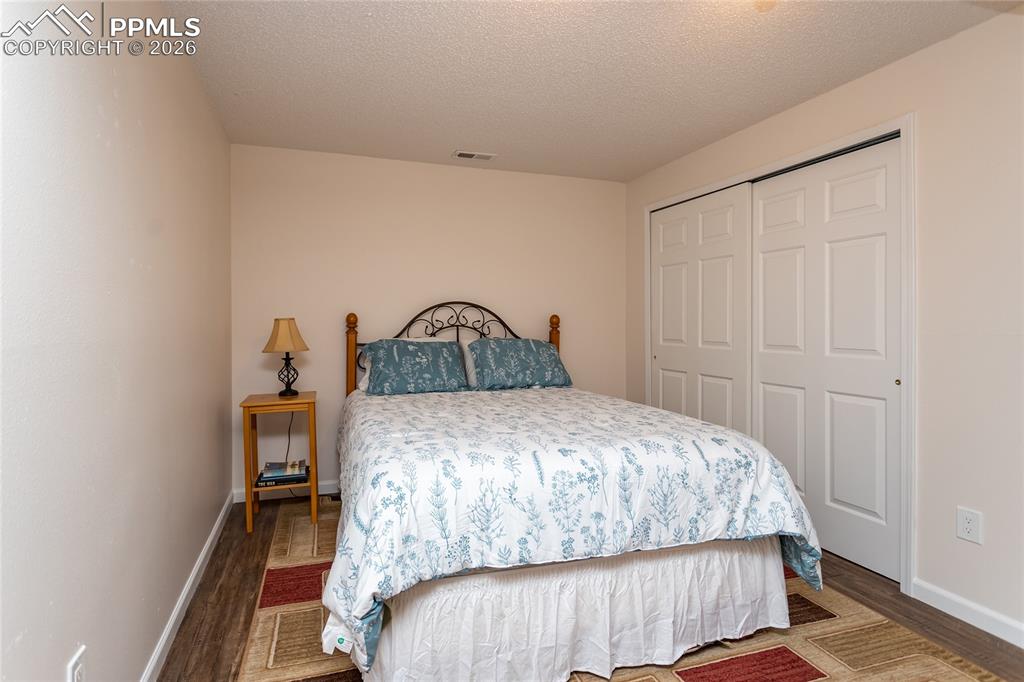 Image 29 of 50: Bedroom