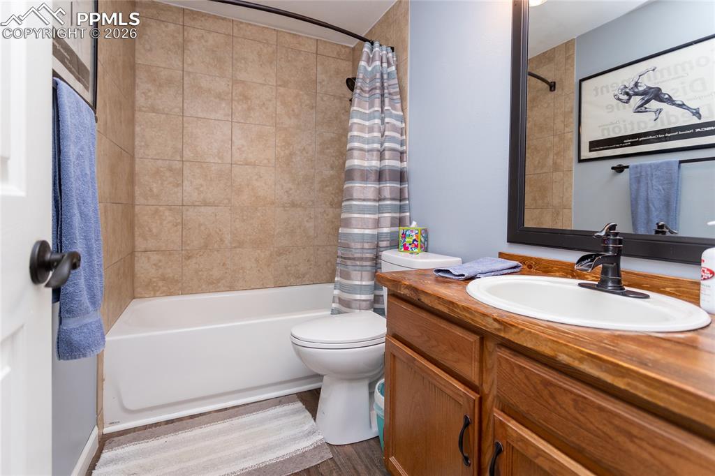 Image 30 of 50: Bathroom