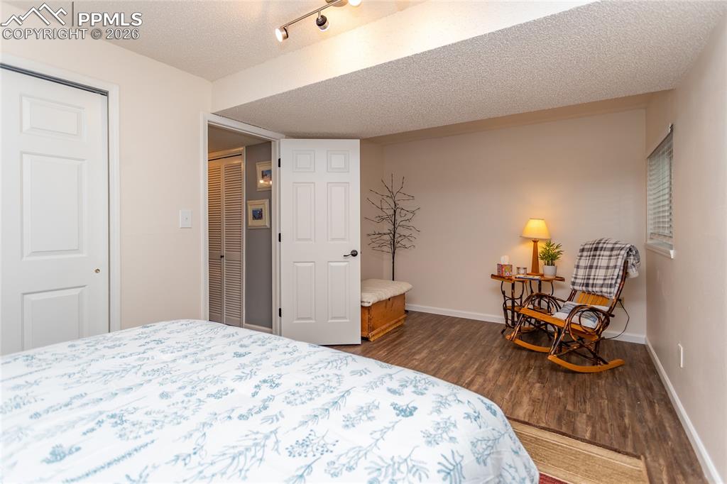 Image 31 of 50: Bedroom