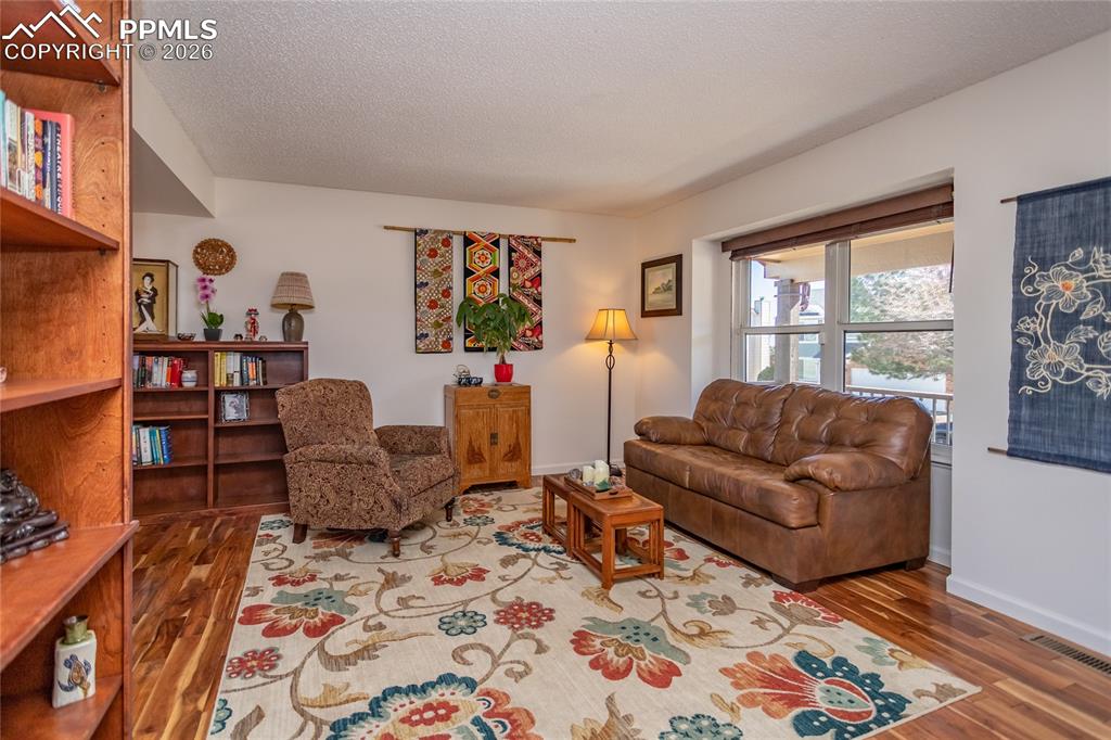 Image 4 of 50: Living Room