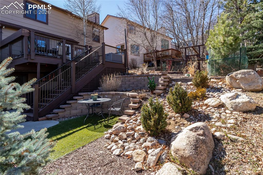 Image 44 of 50: Yard