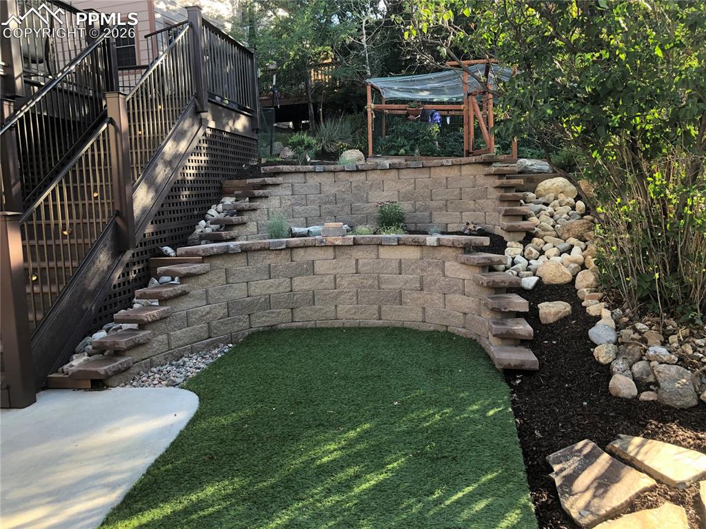 Image 45 of 50: Yard