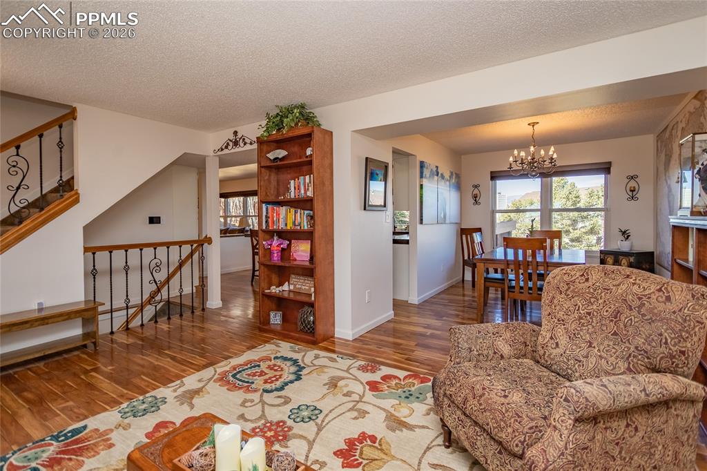 Image 5 of 50: Living Room