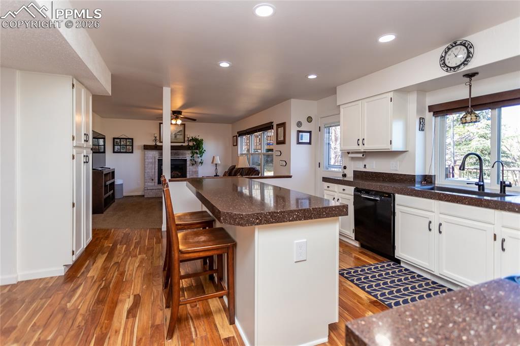 Image 7 of 50: Kitchen