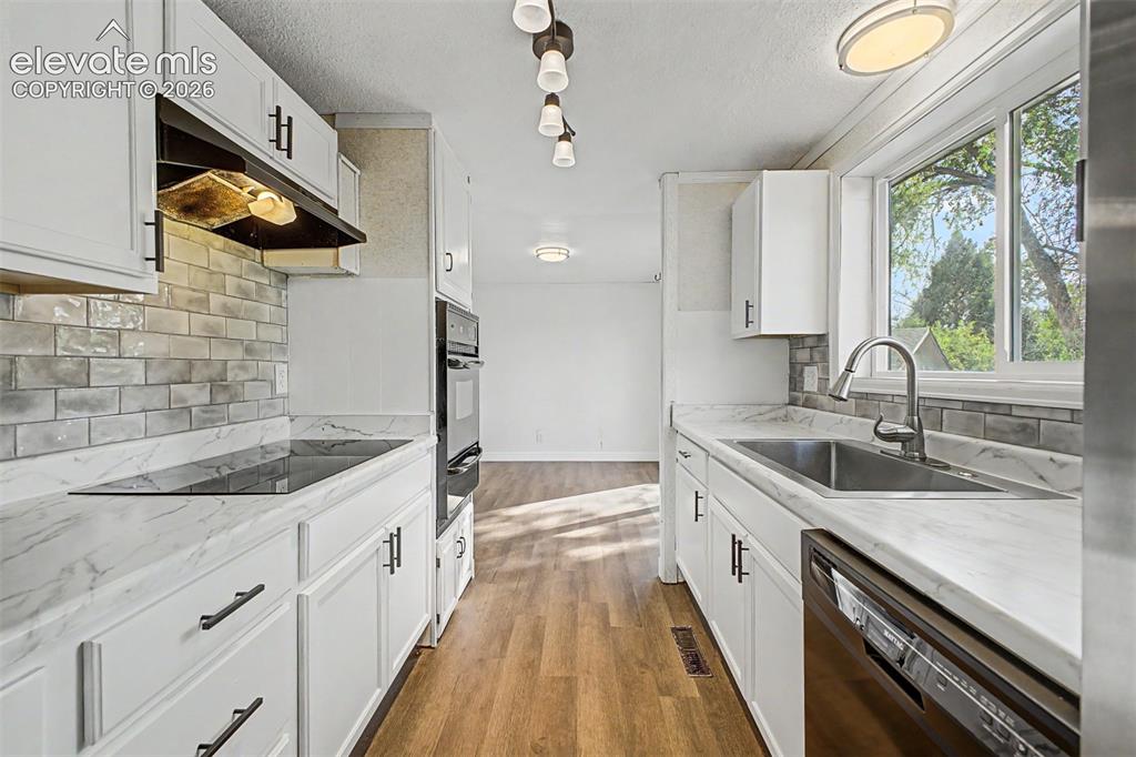 Image 11 of 32: Kitchen