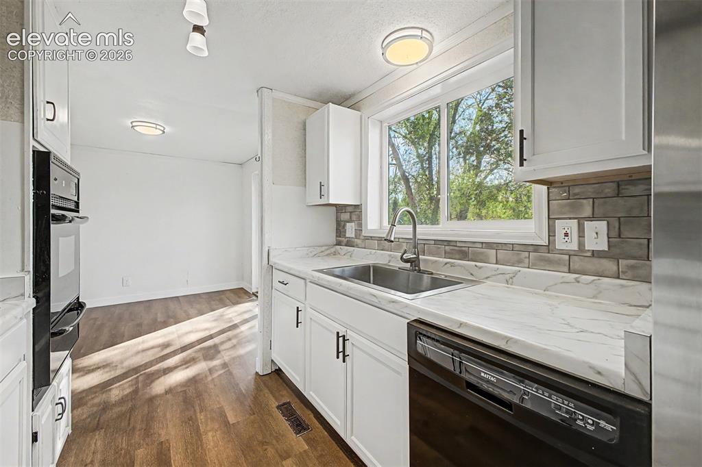 Image 12 of 32: Kitchen