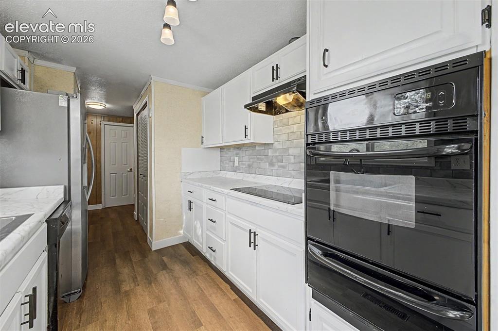 Image 13 of 32: Kitchen