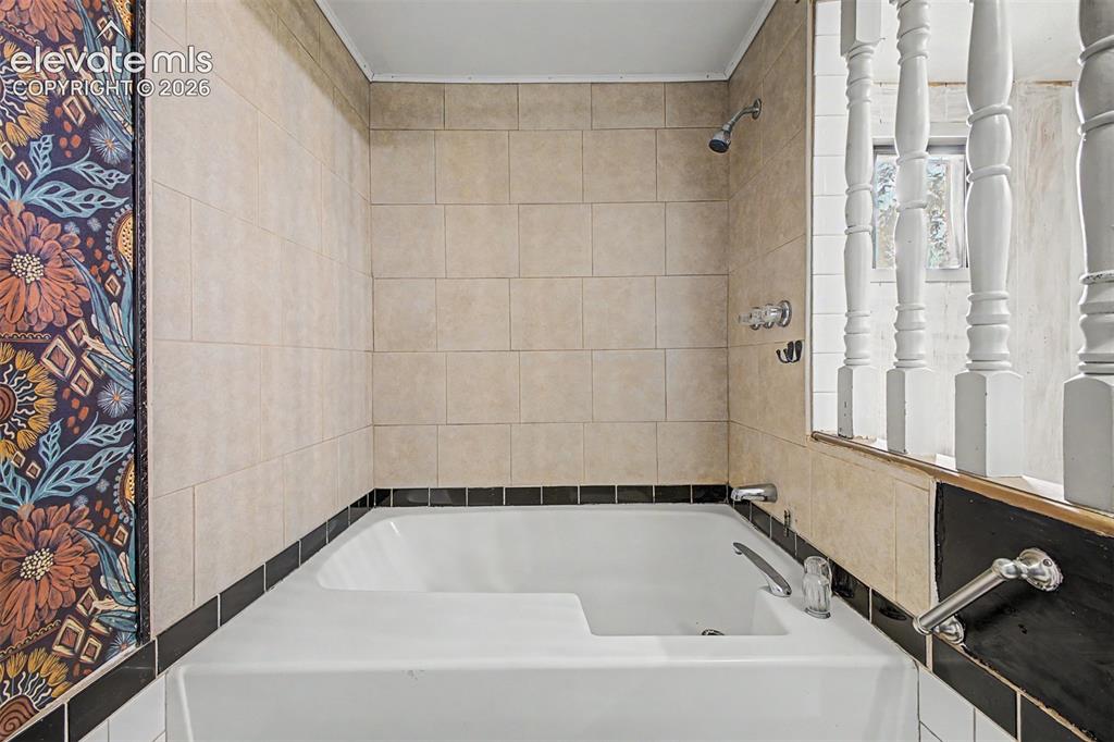 Image 23 of 32: Bathroom