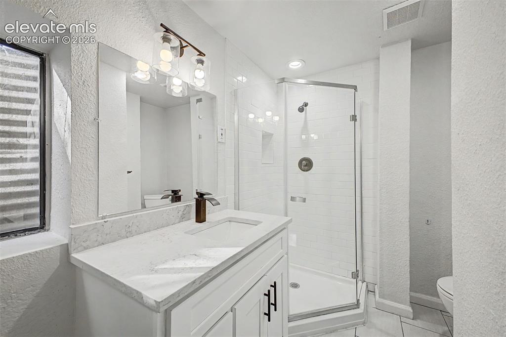 Image 26 of 32: Bathroom