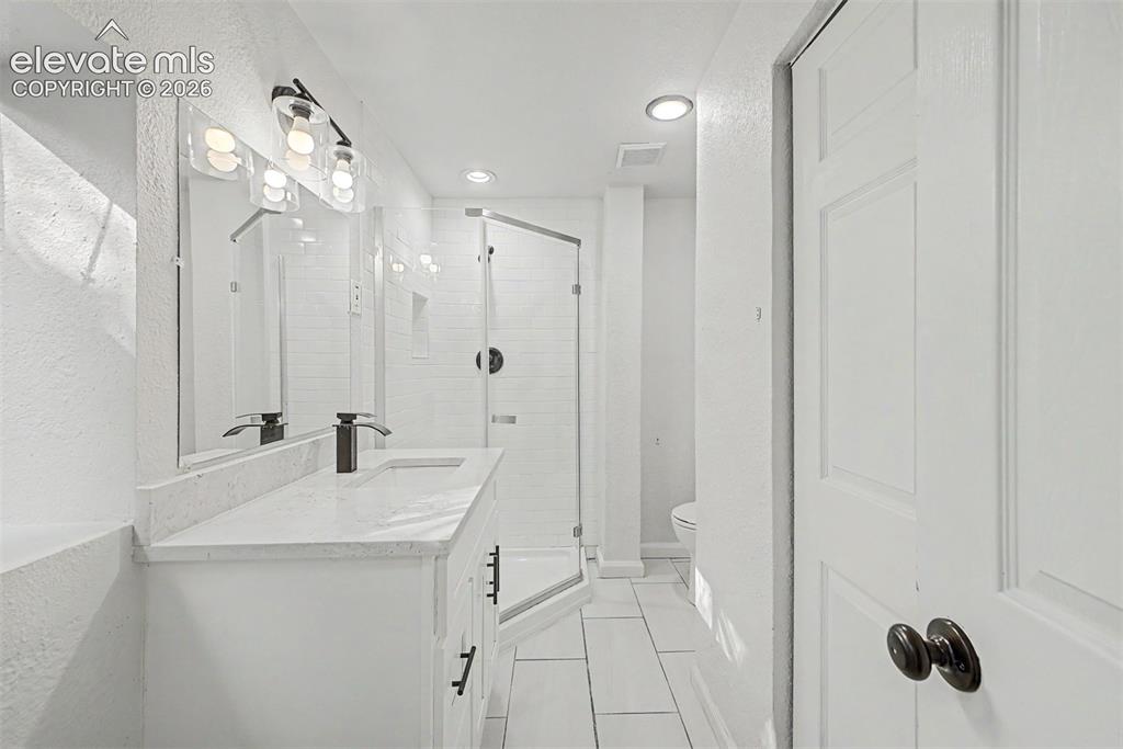 Image 27 of 32: Bathroom