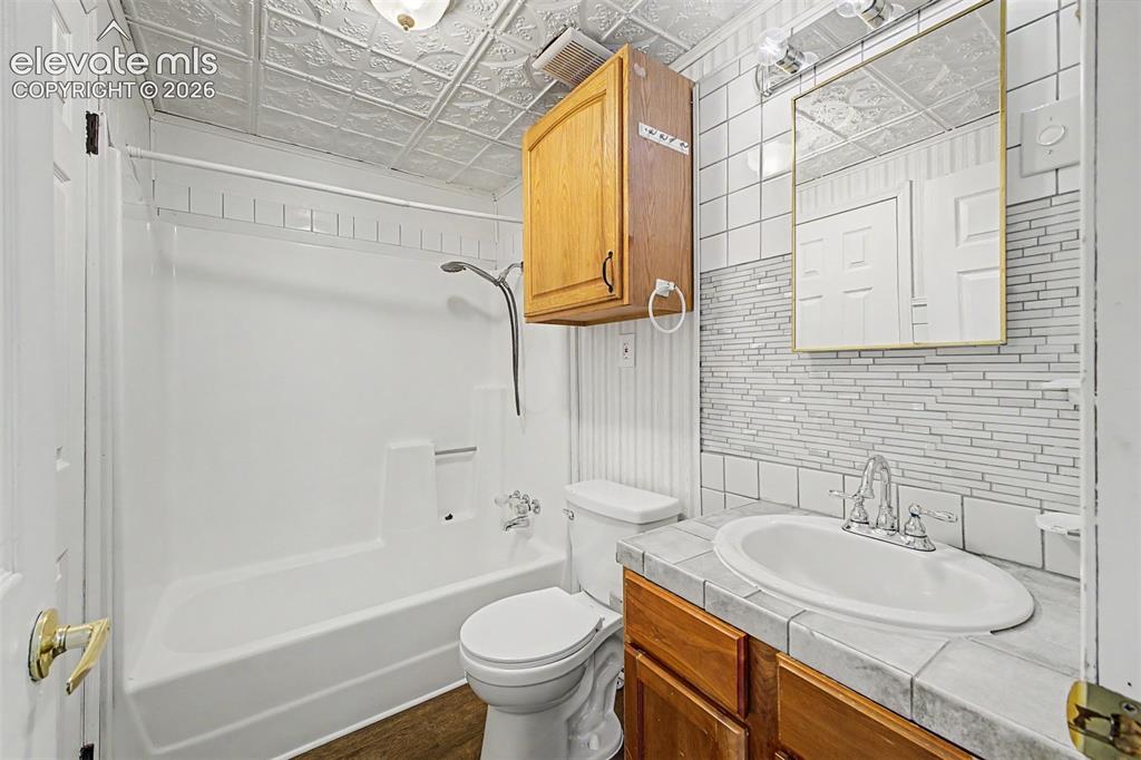 Image 32 of 32: Bathroom