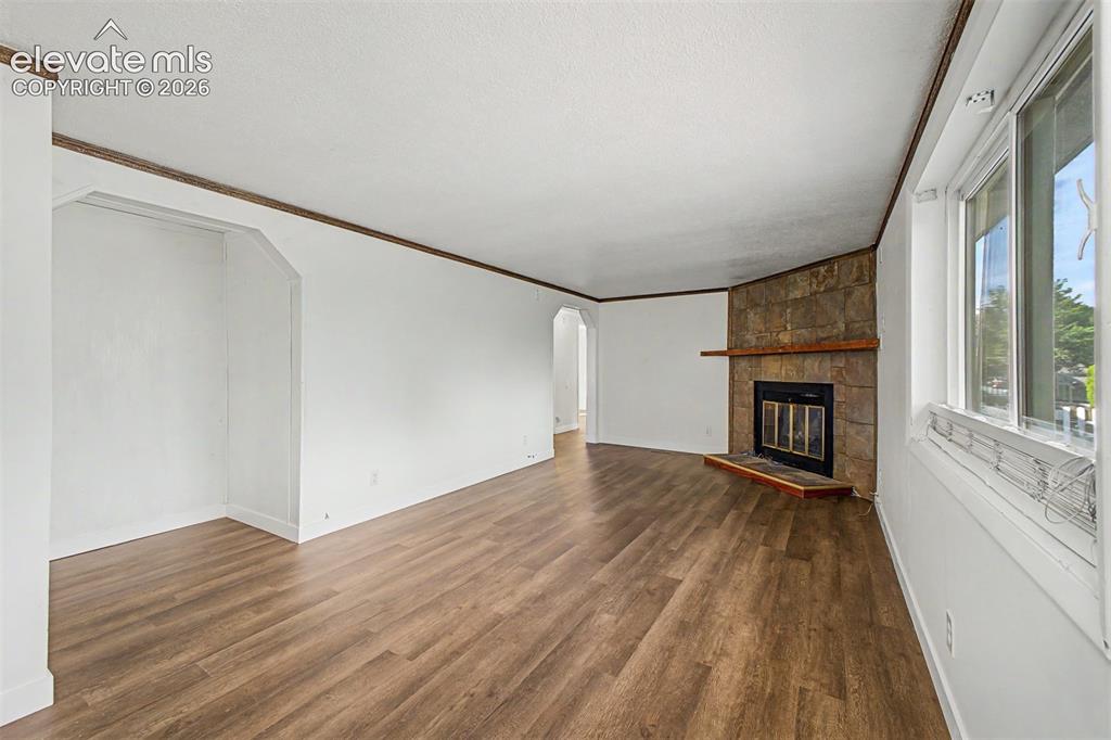 Image 5 of 32: Living Room
