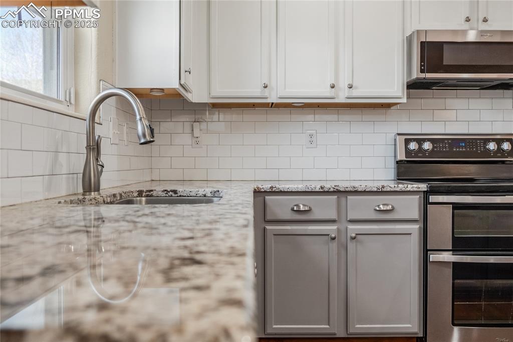Image 10 of 30: With stainless steel appliances, cooking and entertaining is a a breeze
