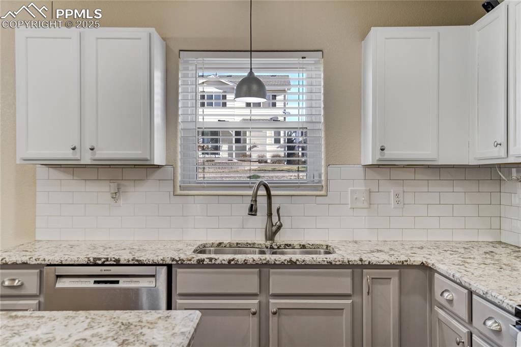 Image 11 of 30: The two tone cabinetry adds warmth and luxury