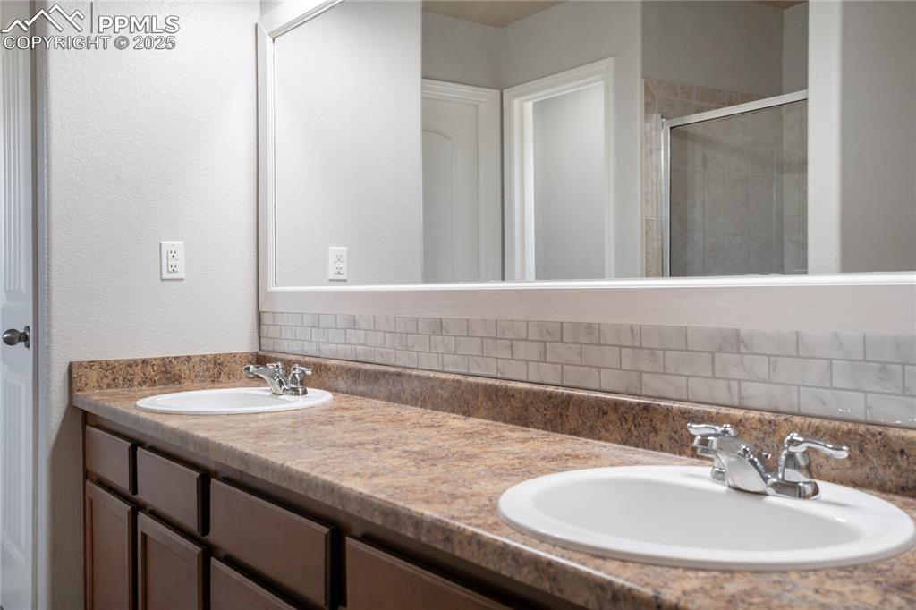 Image 20 of 30: Dual vanity sinks and ample counter space