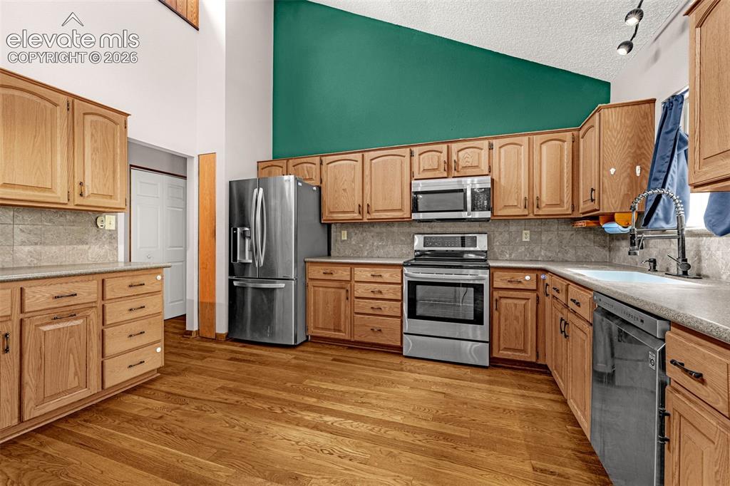 Image 7 of 38: Kitchen