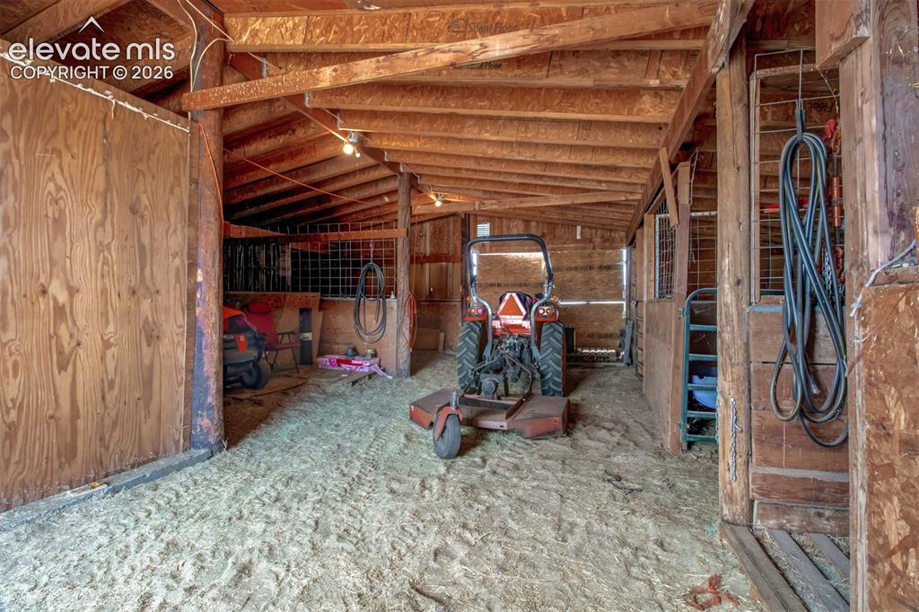 Image 35 of 45: 5 stall barn and tack room.