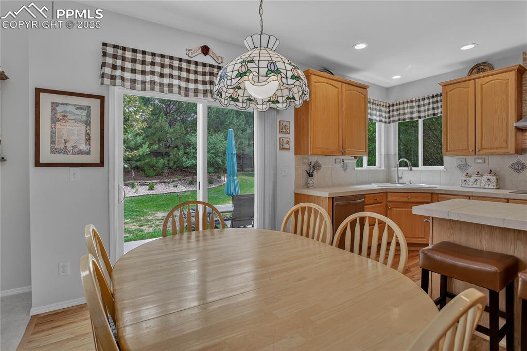 Image 10 of 35: Breakfast nook & walk-out