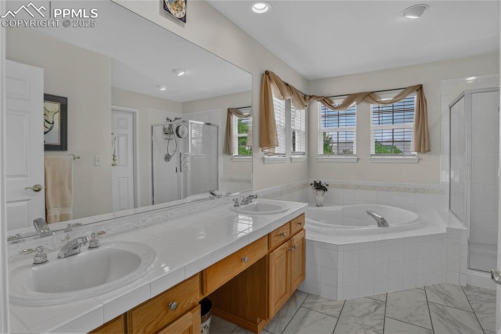 Image 16 of 35: 5-piece primary bath