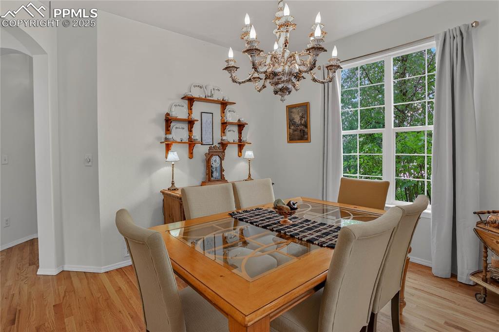 Image 5 of 35: Dining room