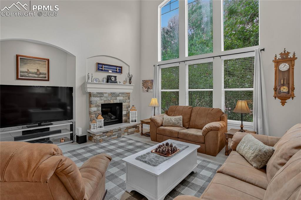 Image 6 of 35: Great room w/ 2-story ceiling