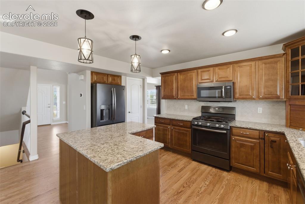 Image 11 of 46: Kitchen