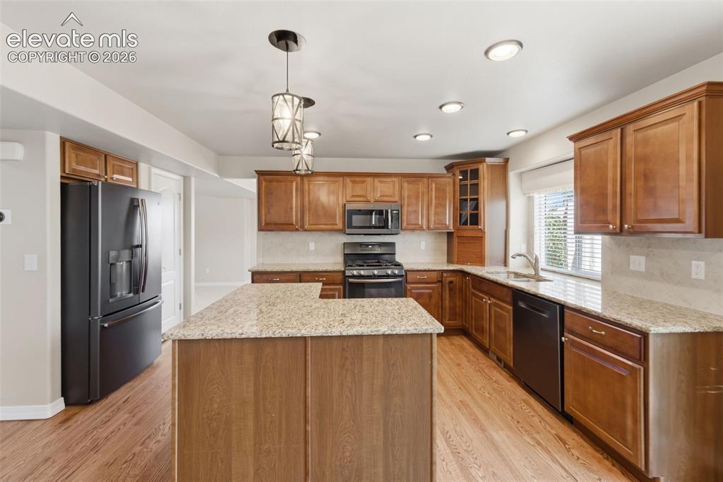Image 13 of 46: Kitchen